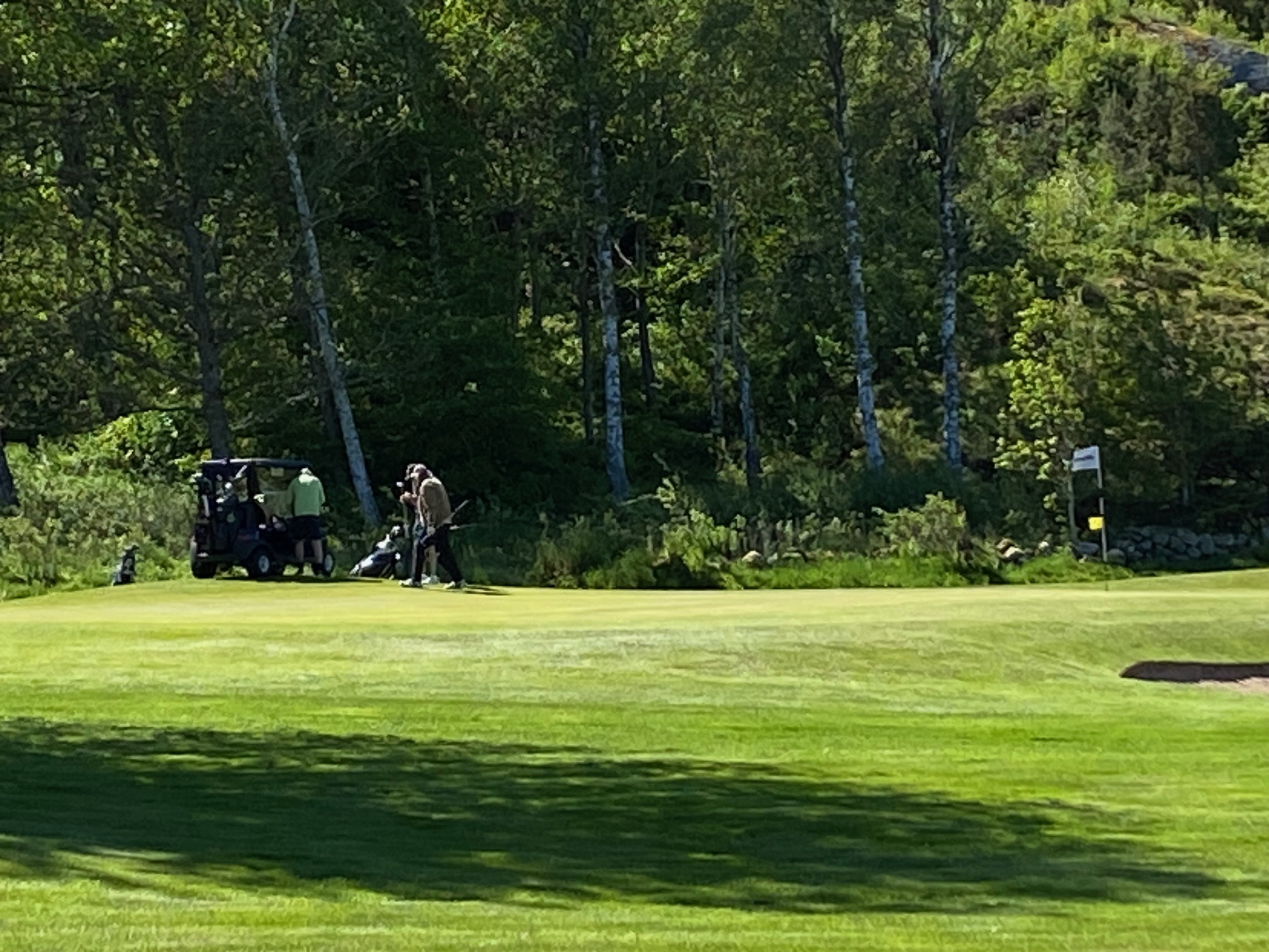 Folksamling på tolvans green.
